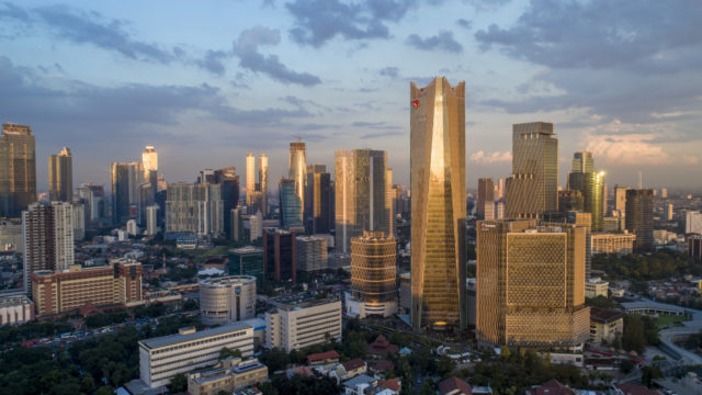 该建筑群位于雅加达市中心的一条主干道上，整合了一座现有建筑和两座新建建筑，形成了一个相互连接的园区。
